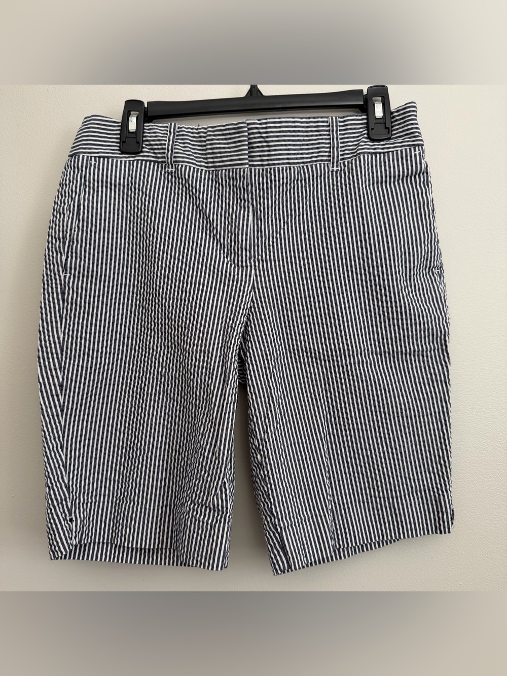 Ann Taylor Shorts Devine Fit Navy and White Striped Seersucker Women’s 8